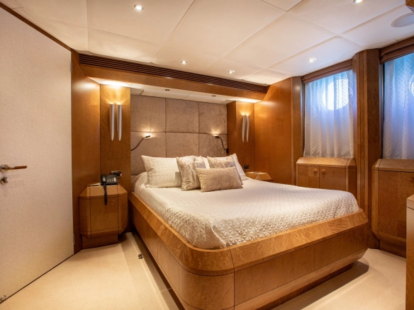 Guest cabin of Evolution Yachts Benita Blue.