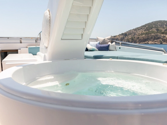 Jacuzzi of Evolution Yachts Benita Blue.