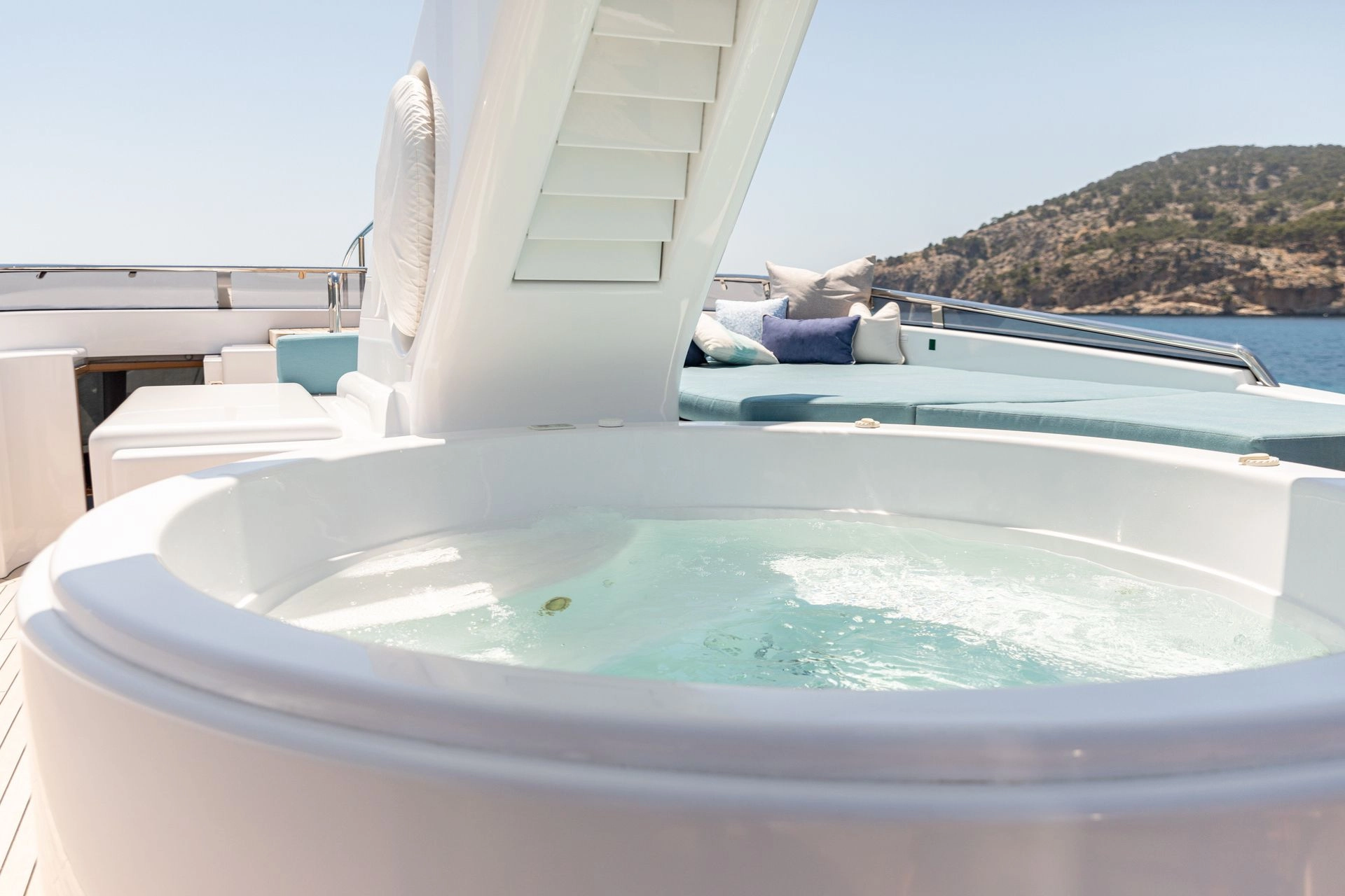 Jacuzzi of Evolution Yachts Benita Blue.