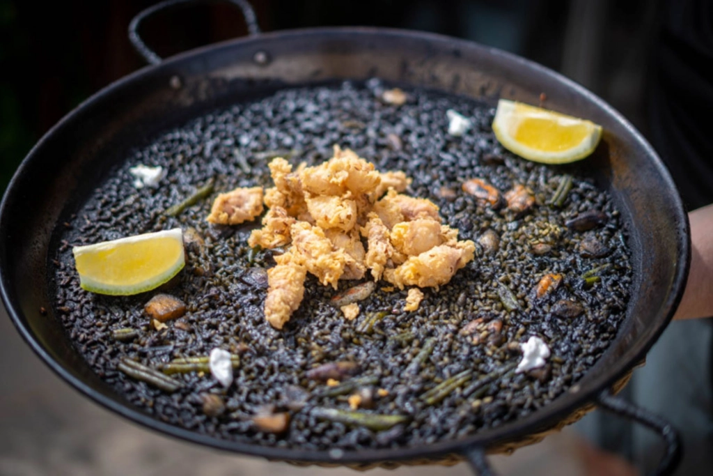 Back paella at restaurant Es Raor in Mallorca.