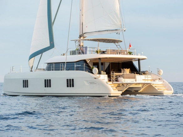 Sailing catamaran Sunreef 60 Sunbreeze.
