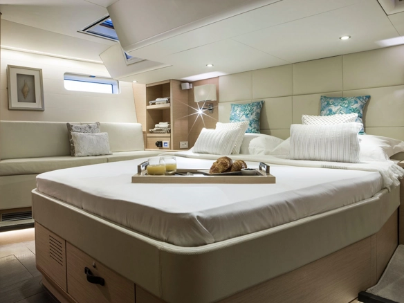Guest cabin of sailing yacht Jeanneau 64 Thea.