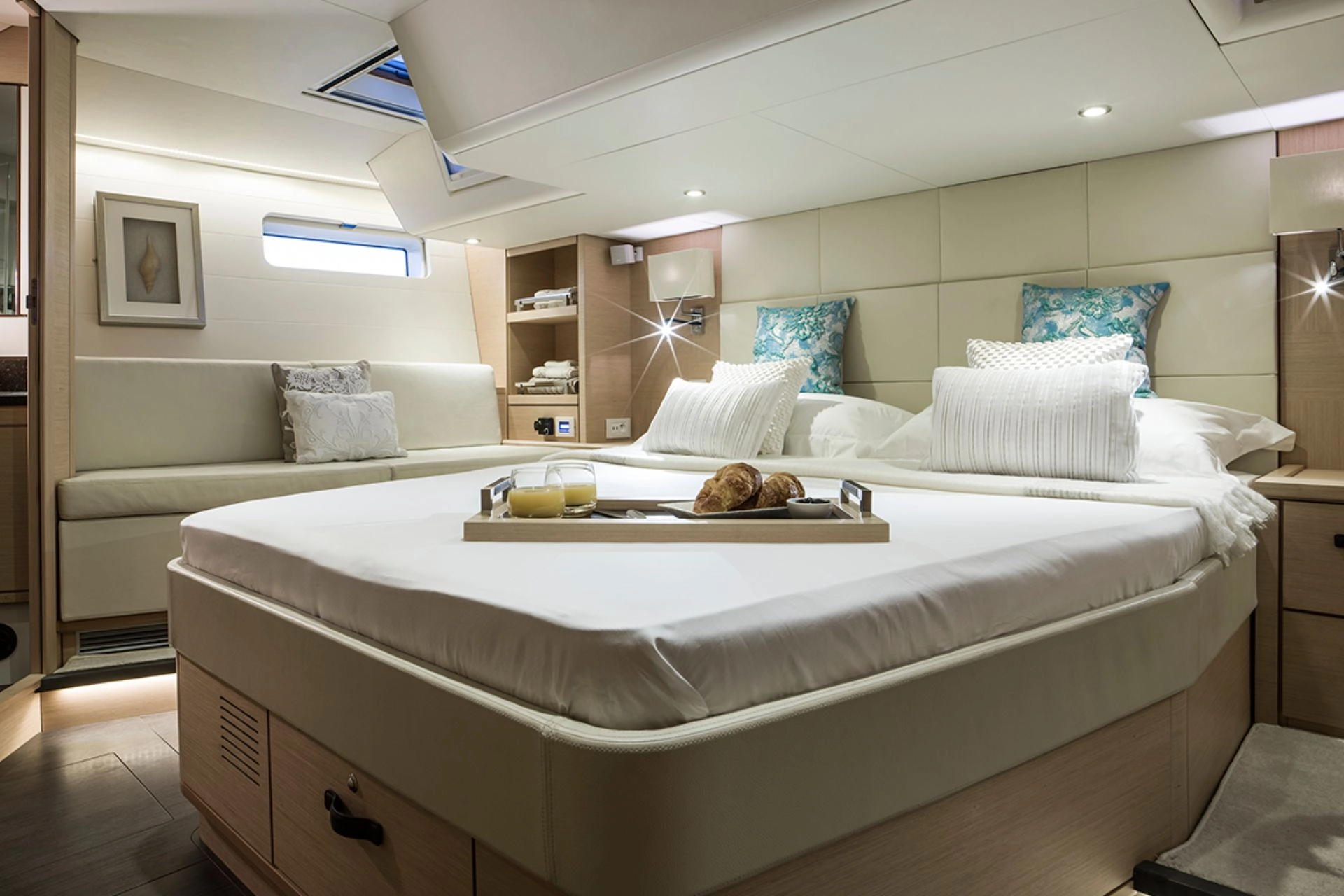 Guest cabin of sailing yacht Jeanneau 64 Thea.