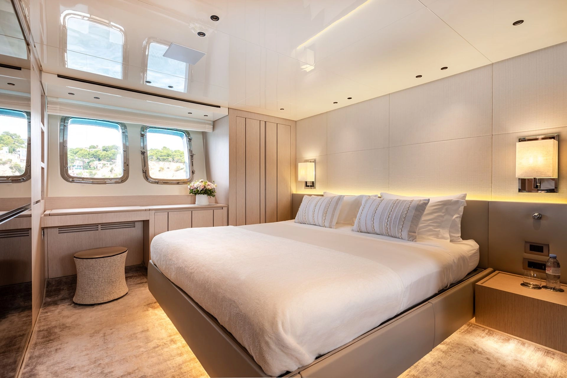Guest cabin of charter yacht Sanlorenzo SX76 Cloud IX in Mallorca.
