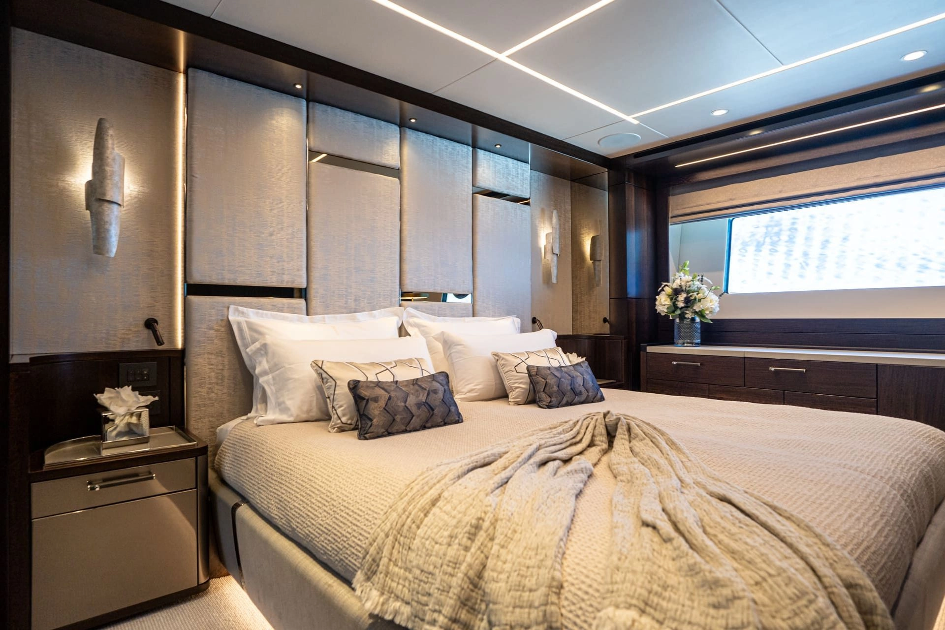 Guest suite of charter yacht Sunseeker 88 Moonlight in Mallorca.