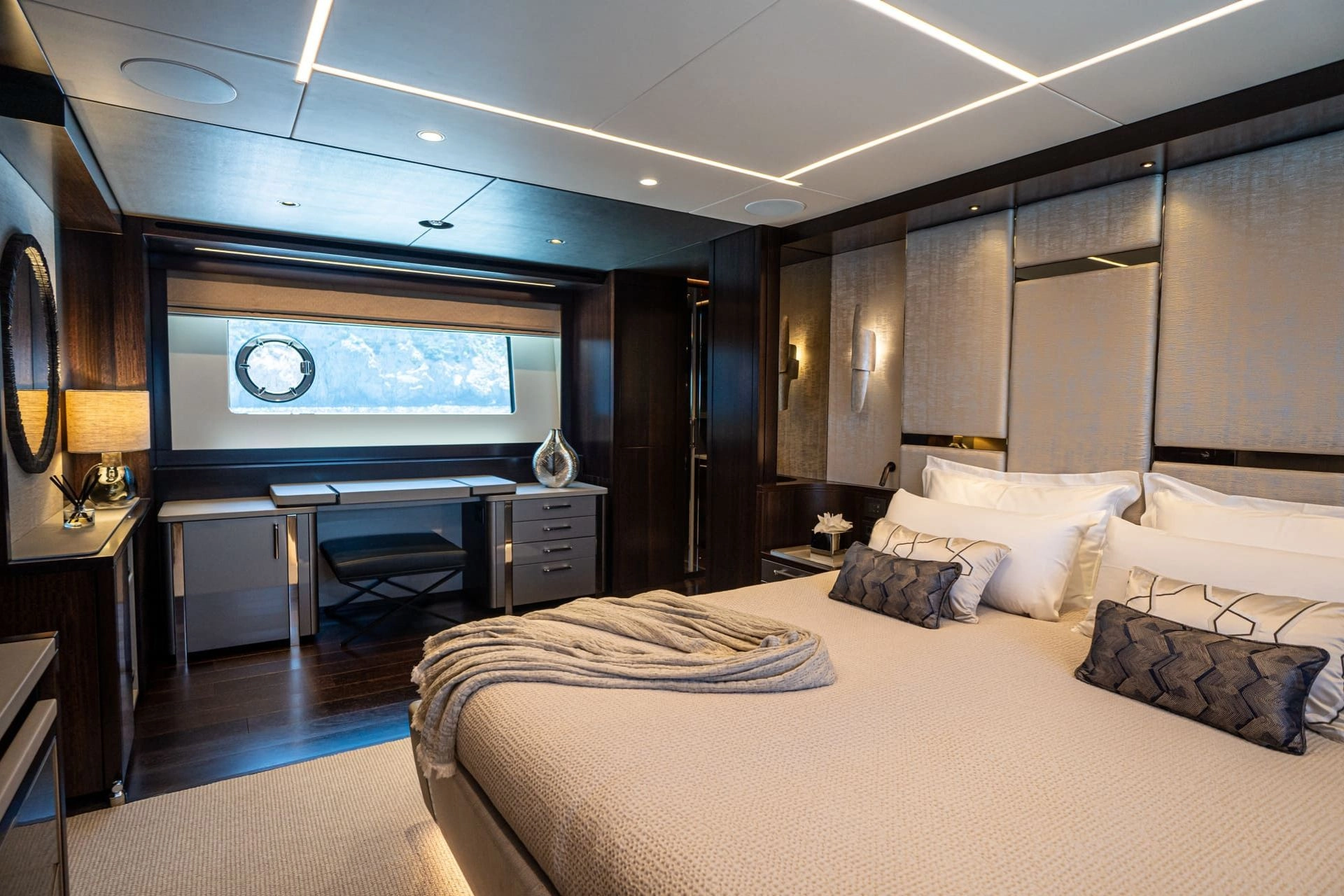 Suite of charter yacht Sunseeker 88 Moonlight in Mallorca.