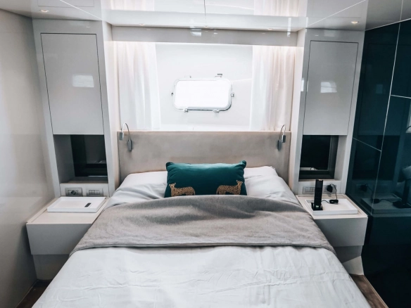 Sanlorenzo SX76 Globito de Mar guest cabin.