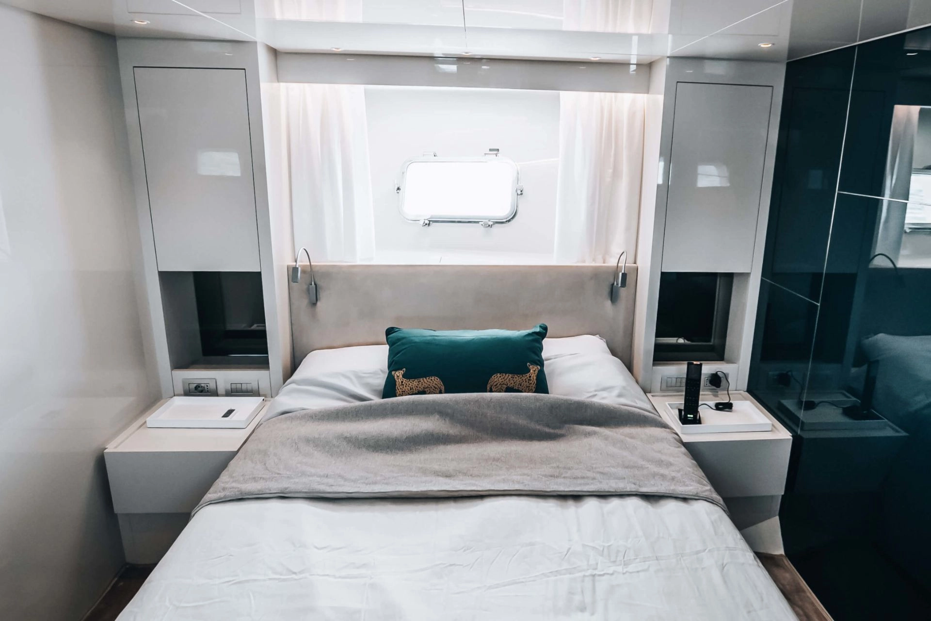 Sanlorenzo SX76 Globito de Mar guest cabin.