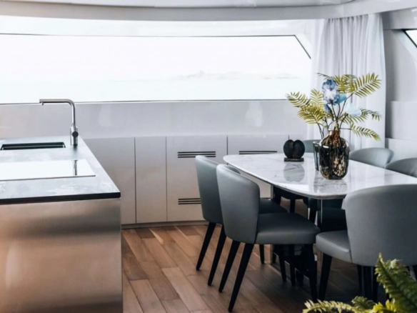 Sanlorenzo SX76 Globito de Mar dining area.