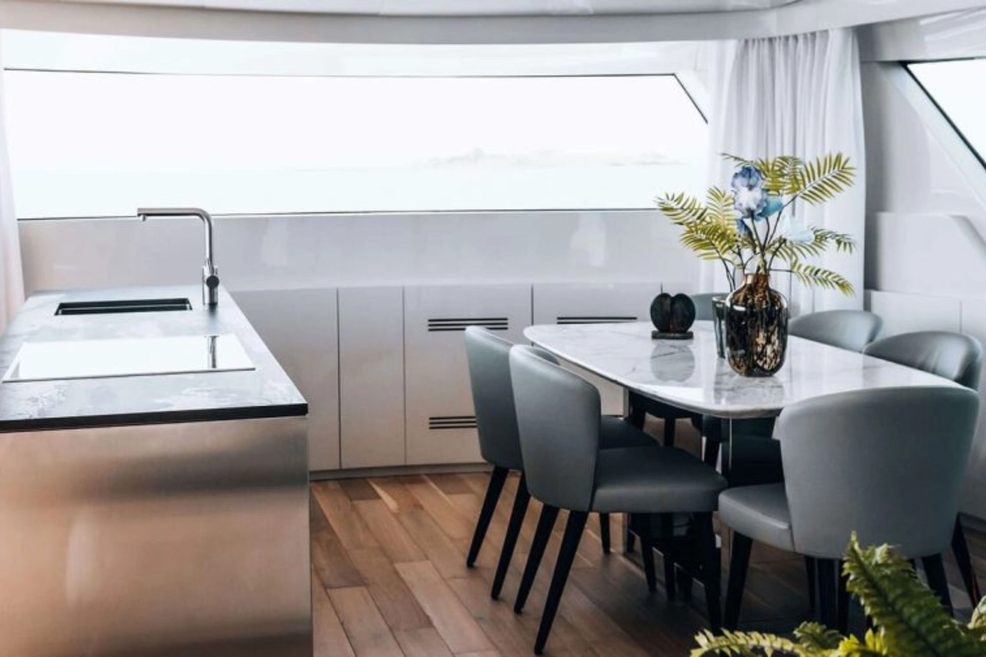 Sanlorenzo SX76 Globito de Mar dining area.