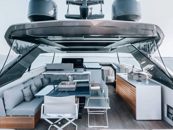 Sanlorenzo SX76 Globito de Mar flybridge.