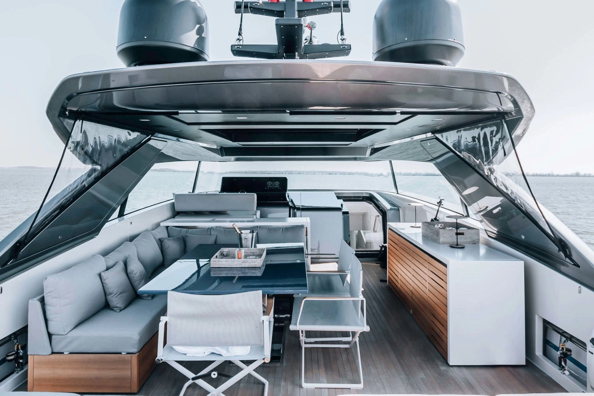 Sanlorenzo SX76 Globito de Mar flybridge.