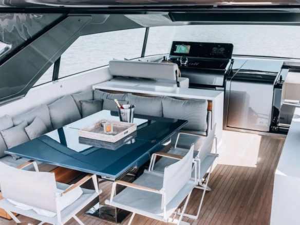 Sanlorenzo SX76 Globito de Mar flybridge.