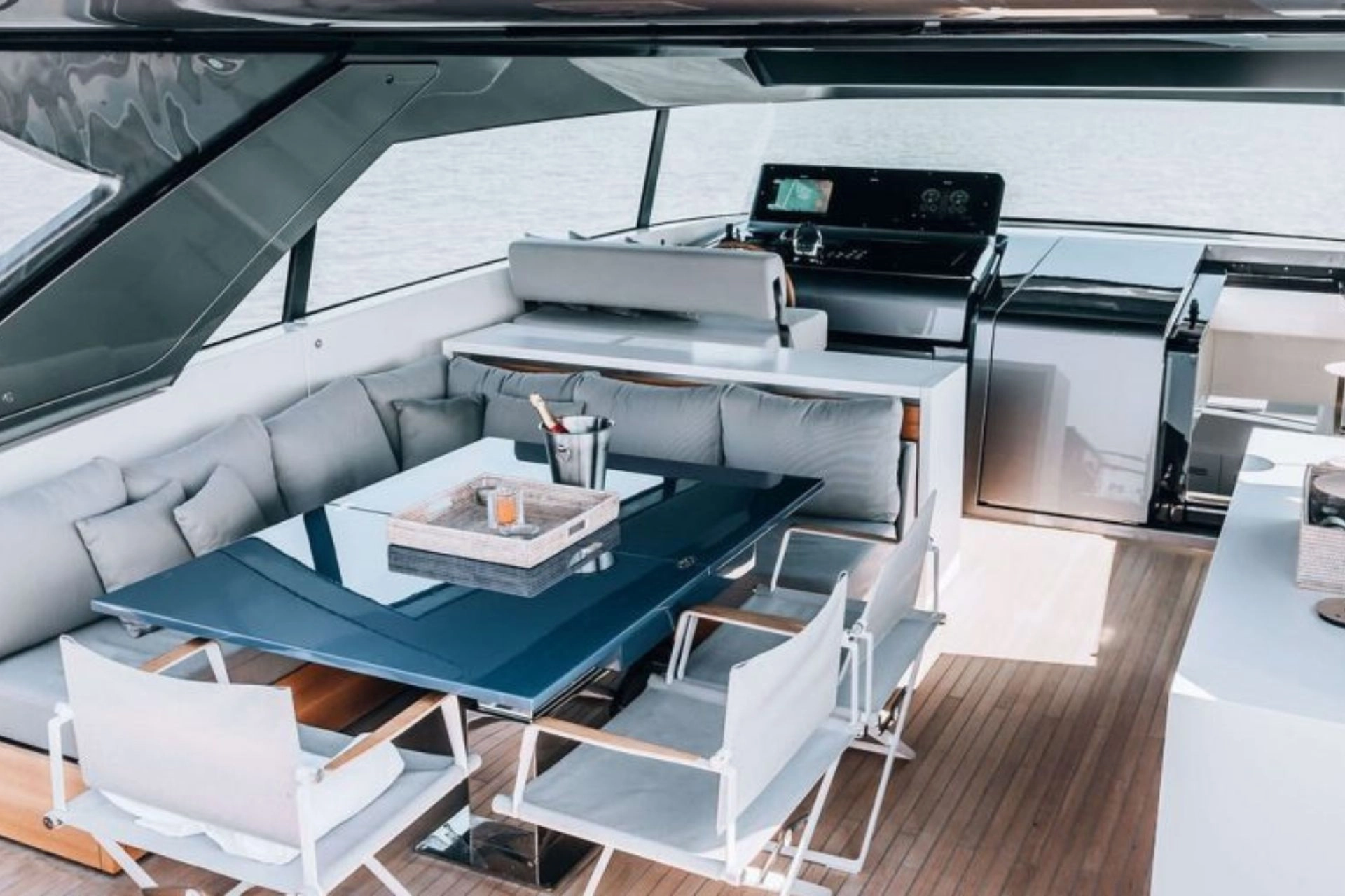Sanlorenzo SX76 Globito de Mar flybridge.