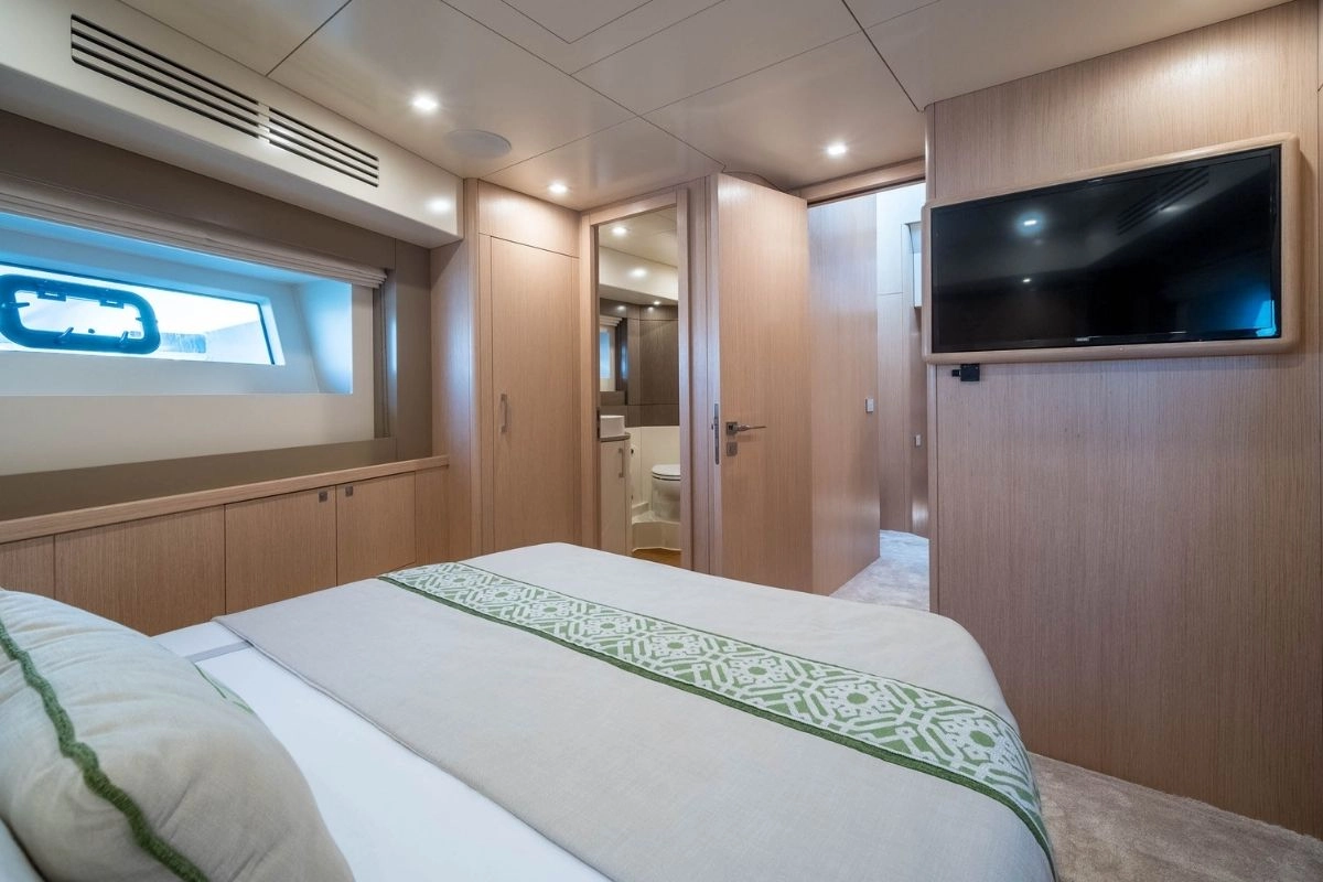 Guest cabin of charter yacht Sirena 58.