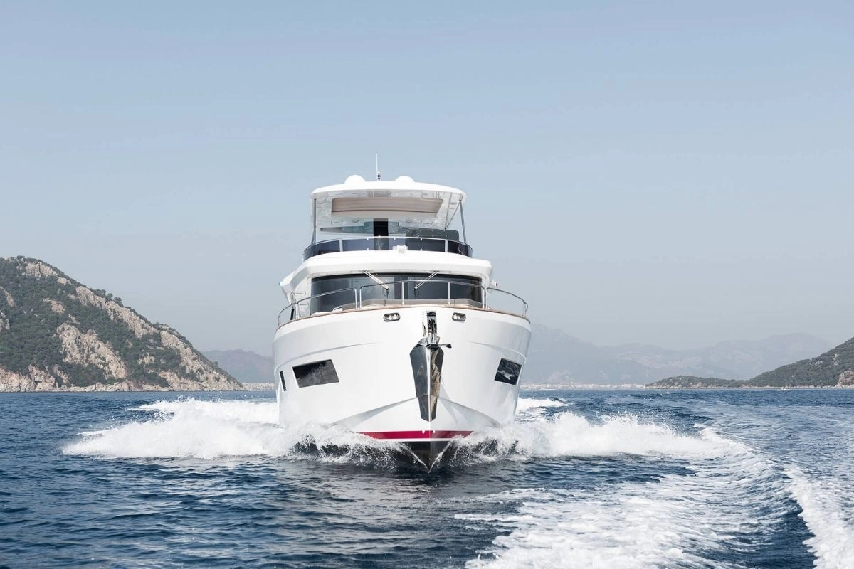 Charter yacht Sirena 58.
