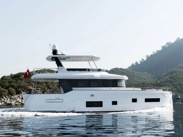 Charter yacht Sirena 58.