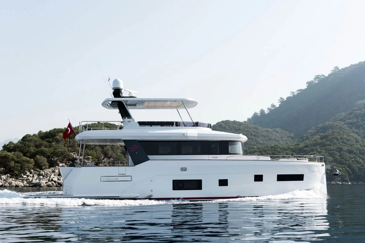 Charter yacht Sirena 58.