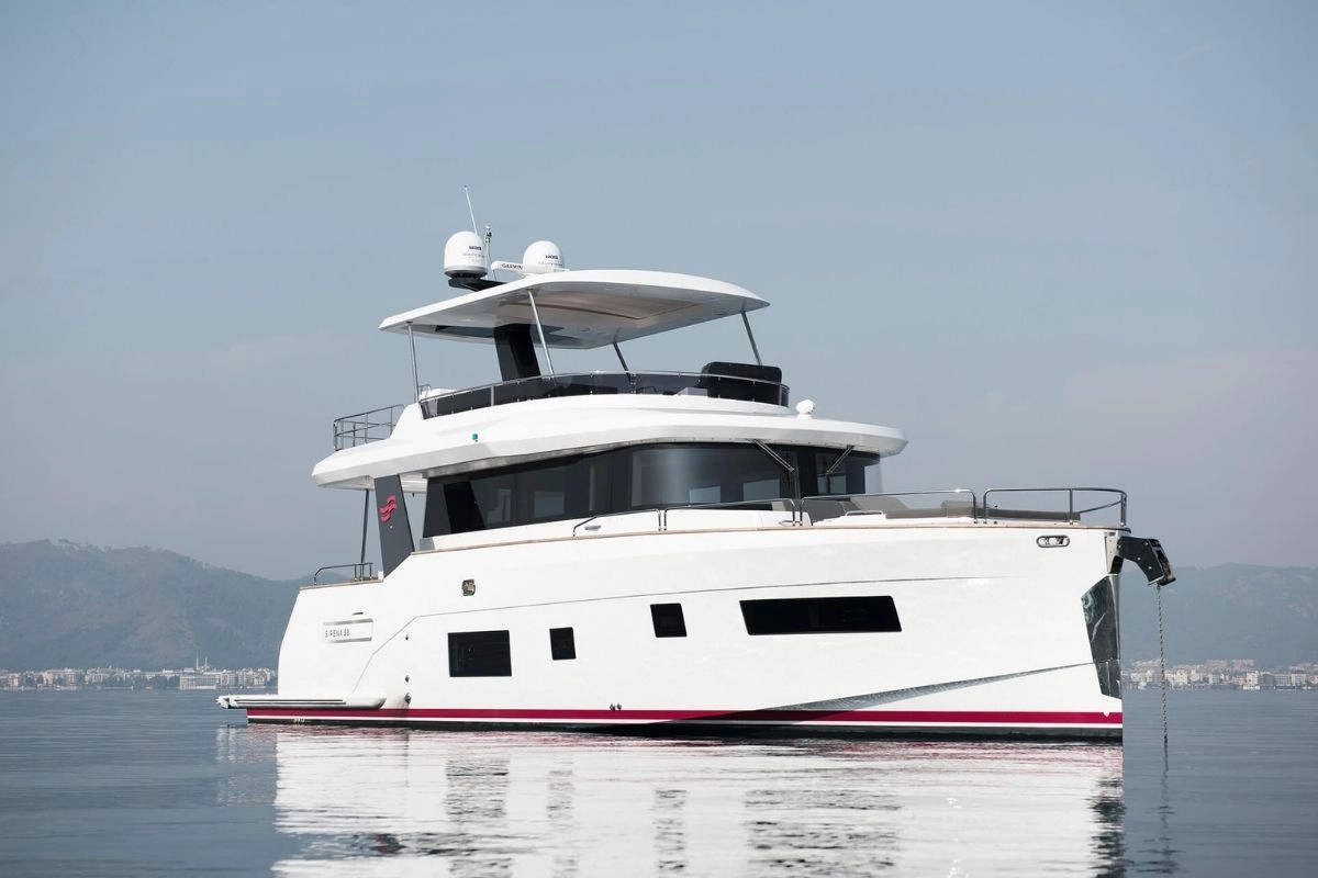 Charter yacht Sirena 58.