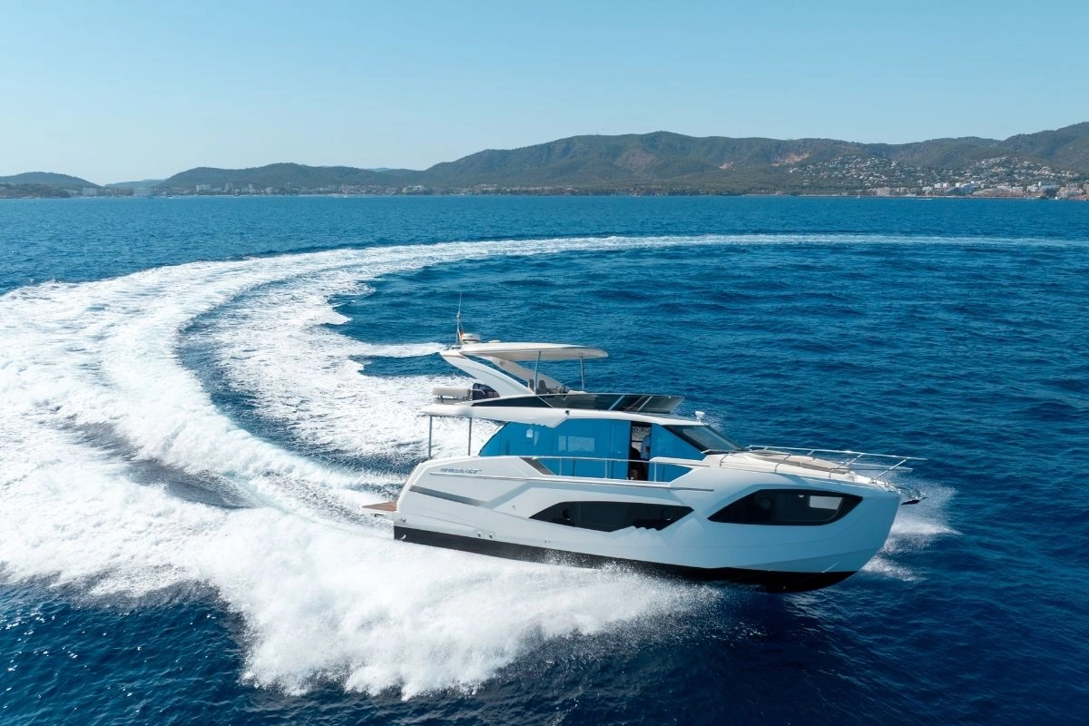 charter-yacht-absolute-47-fly-tres-amigos-cruising-mallorca Charter yacht Absolute 47 Fly Tres Amigos.