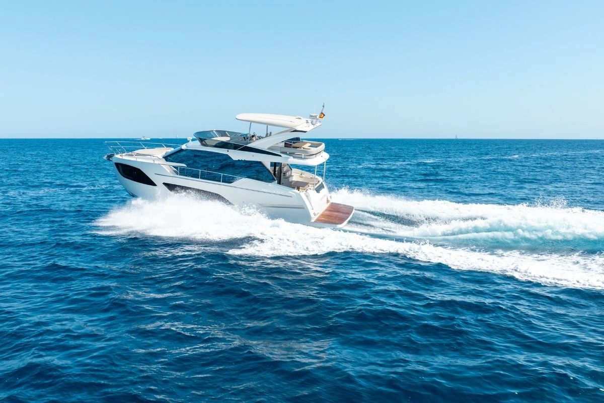 charter-yacht-absolute-47-fly-tres-amigos-cruising Charter yacht Absolute 47 Fly Tres Amigos.