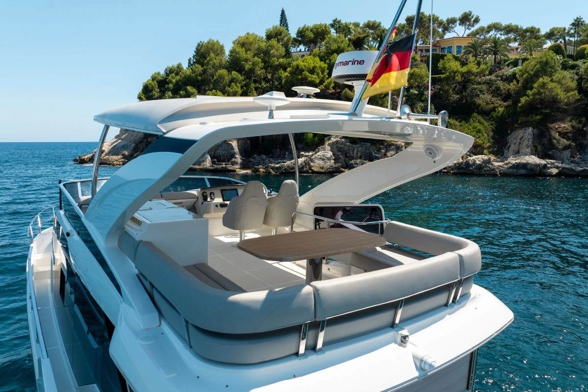 charter-yacht-absolute-47-fly-tres-amigos-flybridge Flybridge of charter yacht Absolute 47 Fly Tres Amigos.