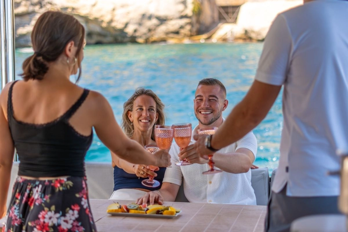 charter-yacht-absolute-47-fly-tres-amigos-friends Friends on charter yacht Absolute 47 Fly Tres Amigos.