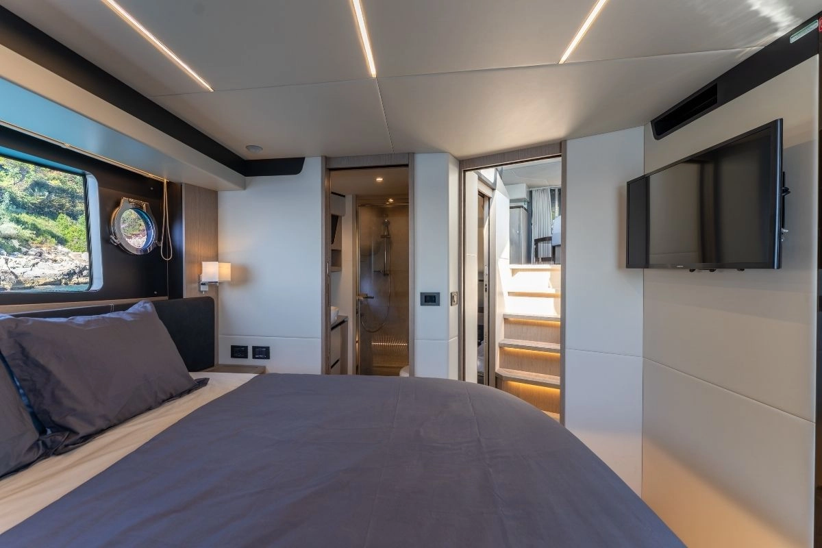 charter-yacht-absolute-47-fly-tres-amigos-guest-cabin Guest cabin of charter yacht Absolute 47 Fly Tres Amigos.