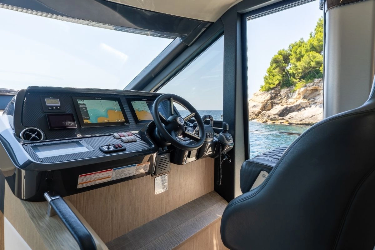 charter-yacht-absolute-47-fly-tres-amigos-helm Helm of charter yacht Absolute 47 Fly Tres Amigos.