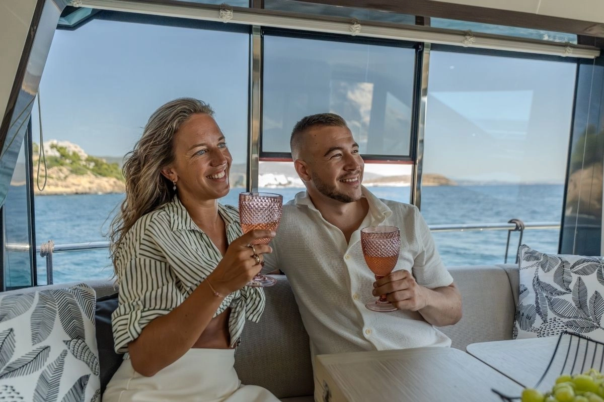 charter-yacht-absolute-47-fly-tres-amigos-wine-tasting Couple on charter yacht Absolute 47 Fly Tres Amigos.