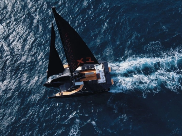 Trimaran Hanstaiger X1 cruising.