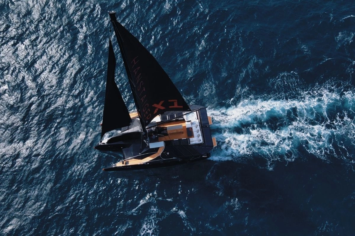 Trimaran Hanstaiger X1 cruising.