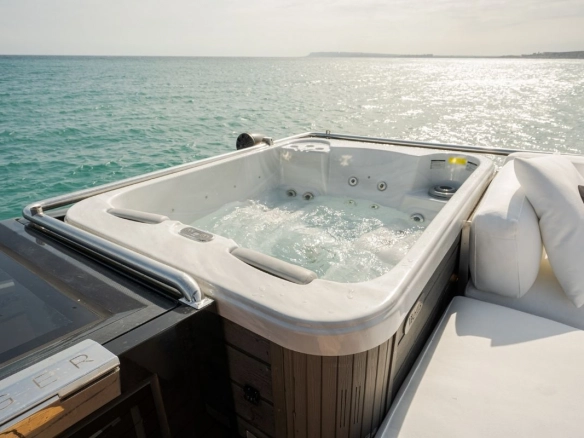 Jaccuzzi of trimaran Hanstaiger X1.
