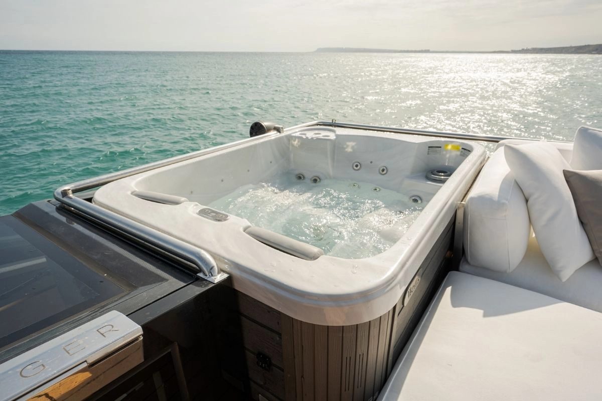Jaccuzzi of trimaran Hanstaiger X1.