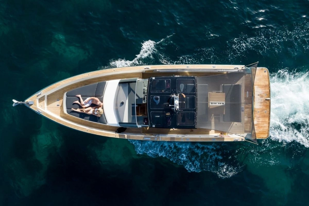 Charter yacht Fjord 40 Open Baia.