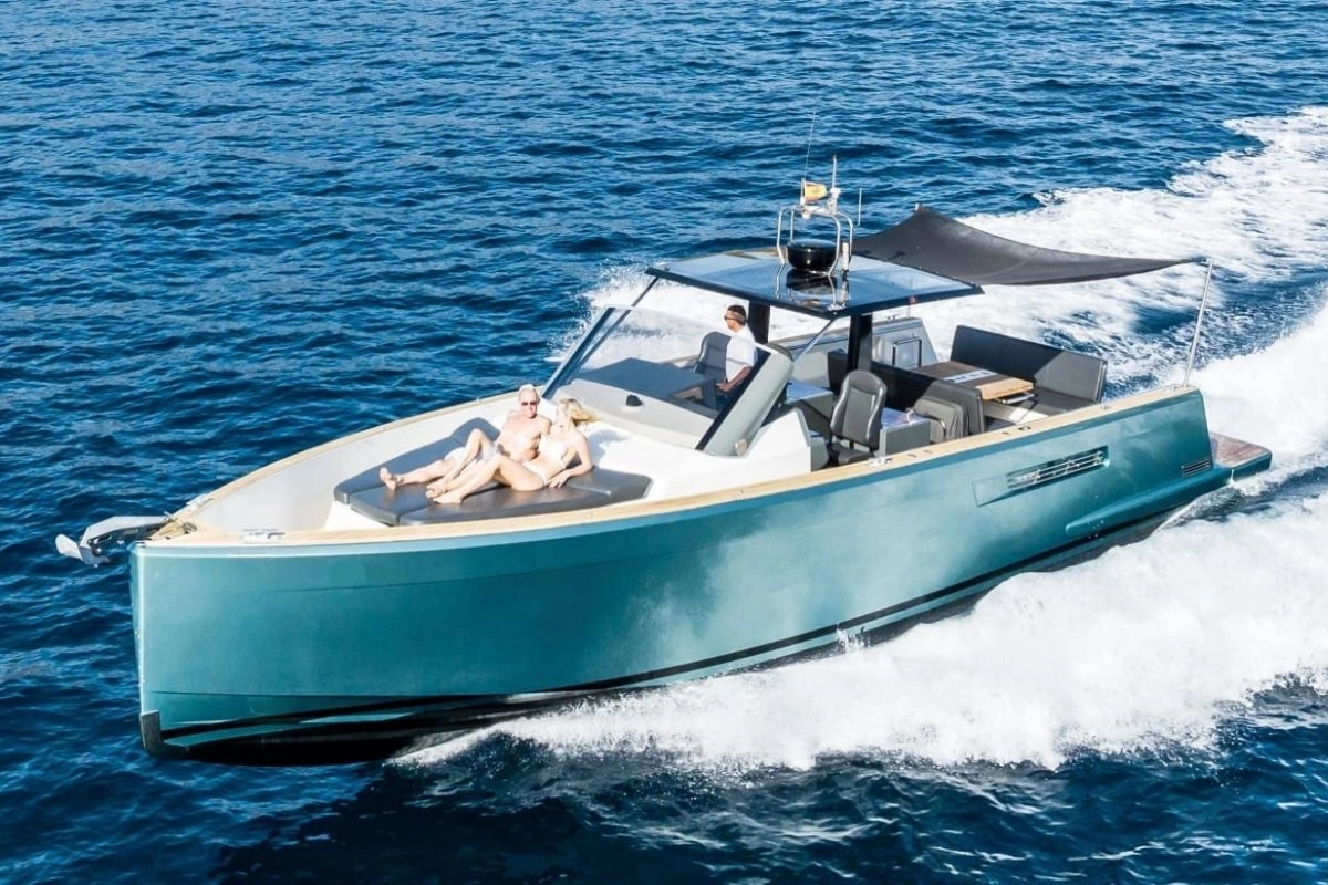 Fjord 40 Open Baia cruising.