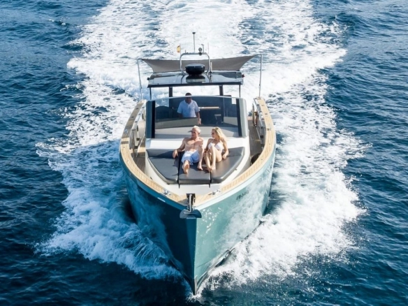 Fjord 40 Open Baia cruising.