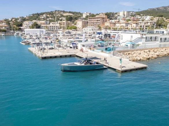 Fjord 40 Open Baia in Port Calanova.