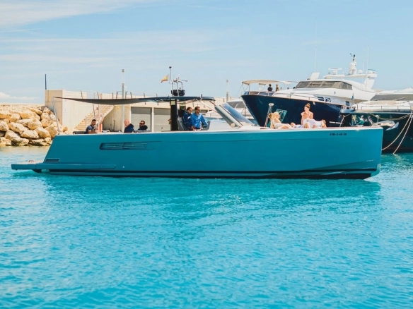 Fjord 40 Open Baia in Port Calanova.