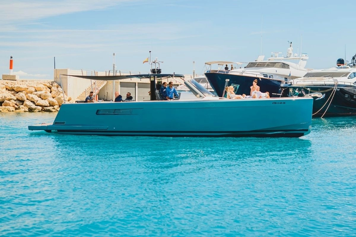 Fjord 40 Open Baia in Port Calanova.