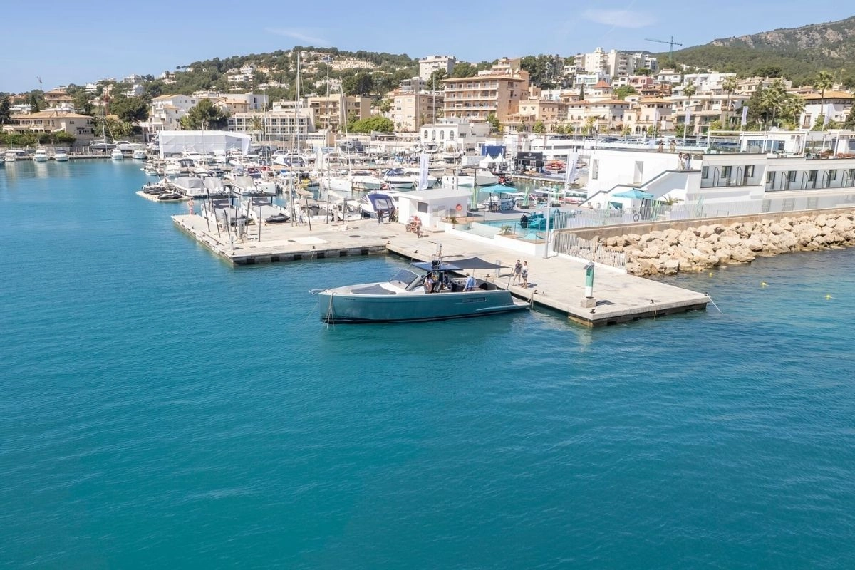 Fjord 40 Open Baia in Port Calanova.