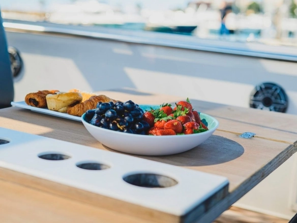 Snacks on Fjord 40 Open Baia.