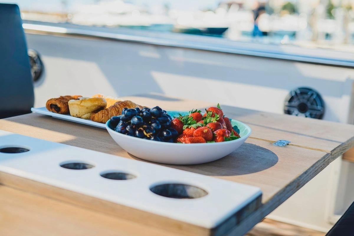 Snacks on Fjord 40 Open Baia.