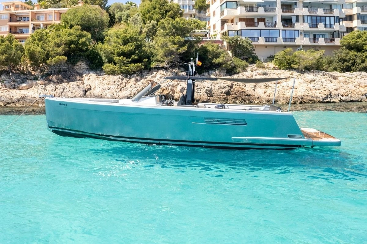 Charter yacht Fjord 40 Open Baia.