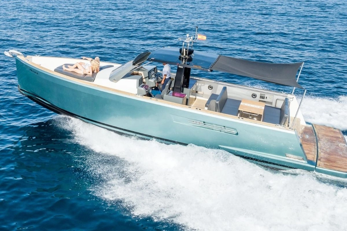 Fjord 40 Open Baia cruising.