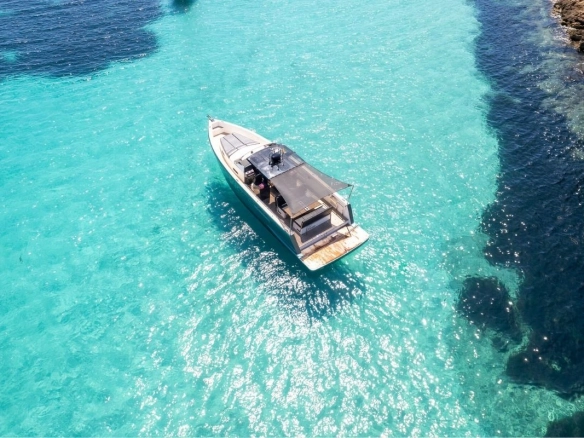 Charter yacht Fjord 40 Open Baia.