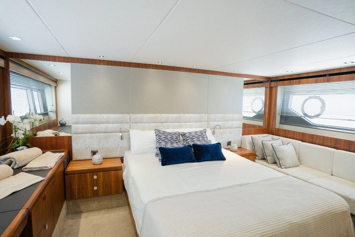 Guest cabin of Sunseeker Manhattan 66 La Nonno.