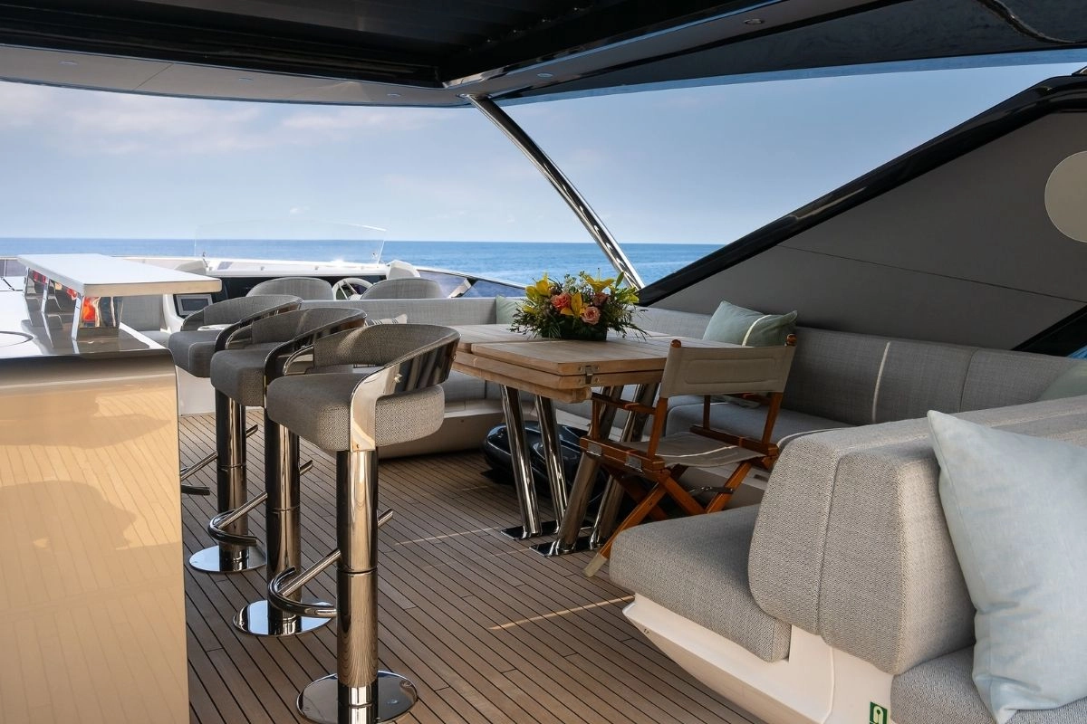 sunseeker-88-haley-jane-flybridge Flybridge of charter yacht Sunseeker 88 Haley Jane.