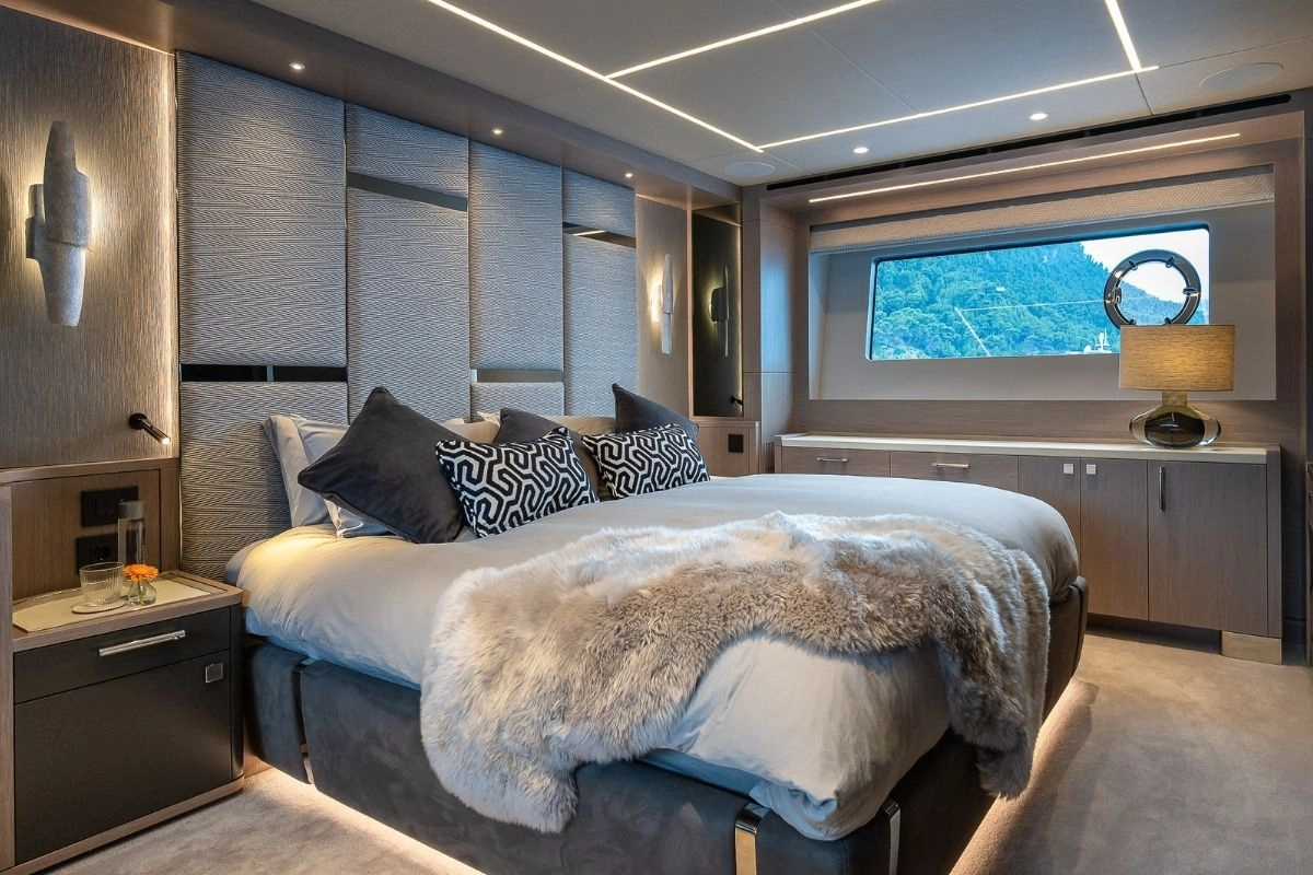sunseeker-88-haley-jane-master-suite Guest cabin of charter yacht Sunseeker 88 Haley Jane.