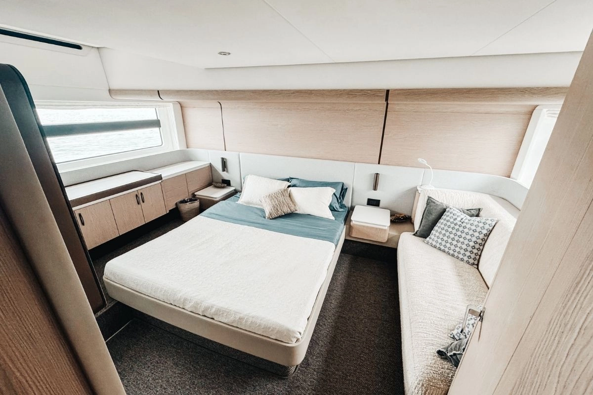 Guest cabin of yacht Azimut 53 Fly Sea Shell.